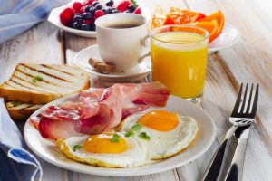 بیسکویت فرخنده - صبحانه سالم چه نقشی در عملکرد روزانه دارد؟